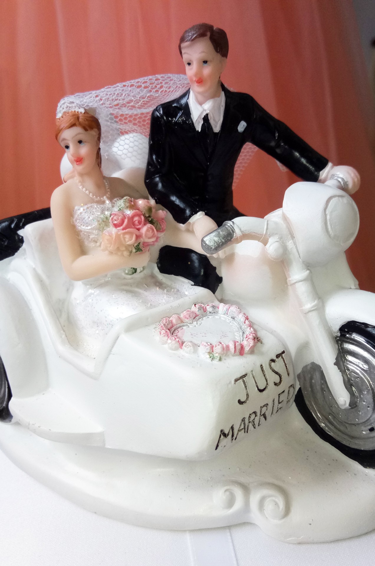Фигурка на свадебный торт